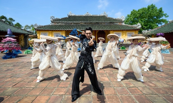 Mono đưa nét Huế vào MV 'Công tử văn thơ'